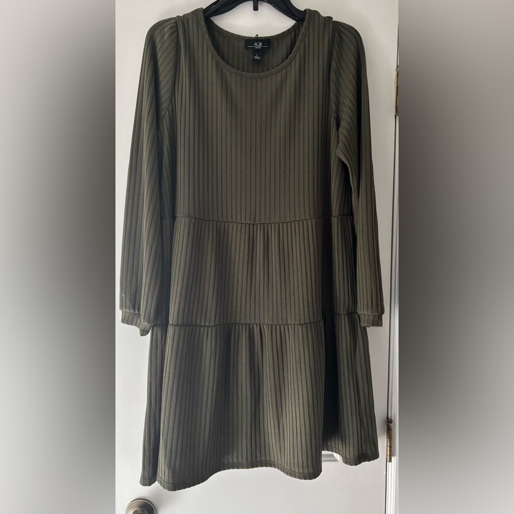 AGB- knit tiered dress, like new, size large.
